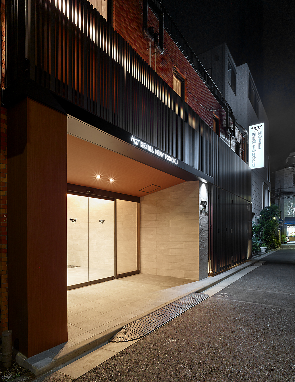 通りから見た夜のホテルニュー東北